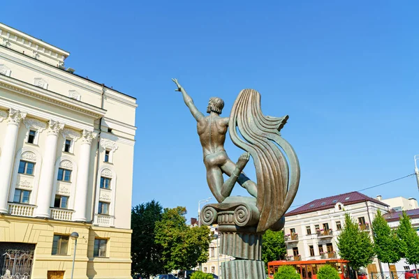 俄罗斯喀山 2020年8月6日 以贾利勒的名字命名的鞑靼学术国家歌剧院和芭蕾舞剧院附近的鲁道夫 努里耶夫纪念碑 — 图库照片