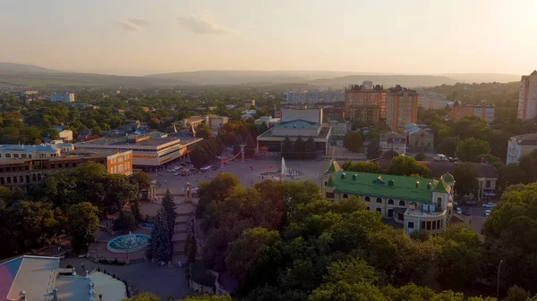 2021年8月29日 俄罗斯叶什图基 剧院广场 在温泉公园旁边 日落时间 空中景观 — 图库照片