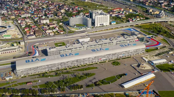 Sochi, Rusya - 6 Eylül 2021: Sochi Autodrom. Ana stantlar. Olympic Sochi Parkı. Sabah saatleri, Hava Görüntüsü  