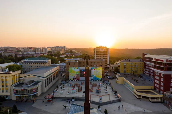 俄罗斯斯塔夫罗波尔 2020年9月17日 日落时市中心的空中景观 守护天使纪念碑 — 图库照片