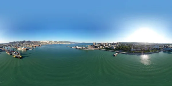 ノヴォロシスク ロシア 2020年9月16日 市の中央部 ノヴォロシスク湾の港 360パノラマ 空中風景 — ストック写真
