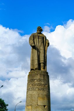 Kostroma, Rusya - 12 Ağustos 2020: I. Susanin Anıtı. Alışveriş merkezi.