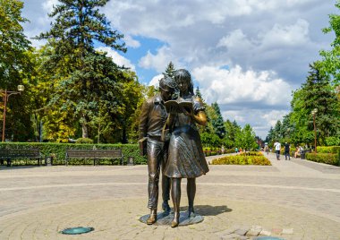 Krasnodar, Rusya - 27 Ağustos 2020: Öğrenciler Shurik ve Lida. Tür heykeli. Kırmızı Cadde