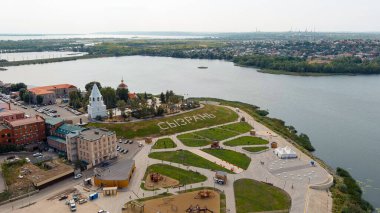 Syzran, Rusya - 21 Ağustos 2021: Syzran Kremlin. Spassky Kulesi. İsa 'nın Doğumu Kilisesi. Yamaçtaki şehrin adı Syzran, Hava Görüntüsü.  