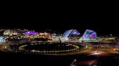 Sochi, Rusya - 4 Eylül 2021: Soçi Olimpiyat Parkı. Olympic Flame ve Fisht Arena. Gece aydınlatması. Sirius Bölgesi, Hava Görünümü  