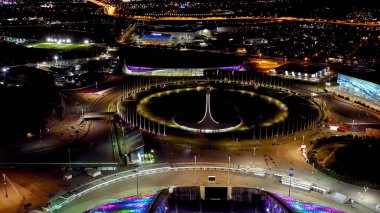Sochi, Rusya - 4 Eylül 2021: Soçi Olimpiyat Parkı. Olympic Flame ve Fisht Arena. Gece aydınlatması. Sirius Bölgesi, Hava Görünümü  