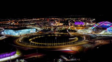 Sochi, Rusya - 4 Eylül 2021 Olimpiyat Alevi ve Fisht Arena. Lunapark ve otel Bogatyr. Sochi 'deki Olimpik Park. Gece aydınlatması. Sirius Bölgesi, Hava Görünümü  