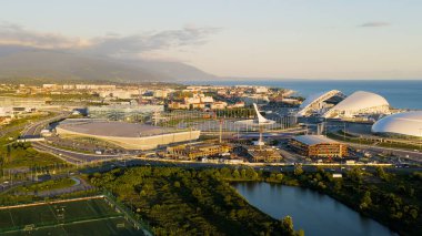Sochi, Rusya - 4 Eylül 2021 Olimpiyat Alevi, F1 pisti, Fisht Arena. Adler Arena 'da. Sochi 'deki Olimpik Park. Sirius Bölgesi, Hava Görünümü  