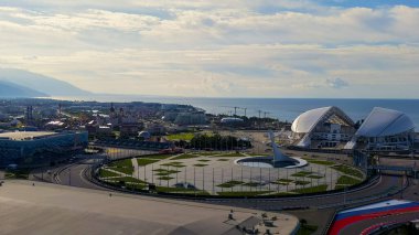 Sochi, Rusya - 6 Eylül 2021 Olimpik Soçi Parkı. Olympic Flame Bowl, Fisht Arena 'da. Sabah saatleri, Hava Görüntüsü  
