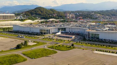 Sochi, Rusya - 6 Eylül 2021 Omega Sirius Oteli. Sirius Bilim ve Sanat Parkı. Üniversitede. Sabah saatleri, Hava Görüntüsü  