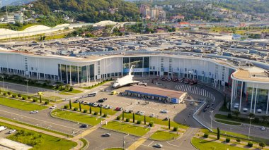 Sochi, Rusya - 6 Eylül 2021 Omega Sirius Oteli. Sirius Bilim ve Sanat Parkı. Üniversitede. Sabah saatleri, Hava Görüntüsü  