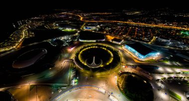 Sochi, Rusya - 4 Eylül 2021: Sochi Autodrom pisti, Buzdağı - Buz Spor Sarayı. Sochi 'deki Olimpik Park. Sirius Bölgesi. Gece aydınlatması. Hava görünümü