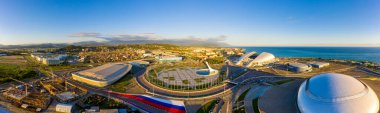 Sochi, Rusya - 4 Eylül 2021 Olimpiyat Alevi, F1 pisti, Fisht Arena. Büyük buz sarayı. Sochi 'deki Olimpik Park. Sirius Bölgesi. Gün batımı zamanı. Hava görünümü