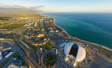 Sochi, Rusya - 4 Eylül 2021 Fisht Arena. Sochi 'deki Olimpik Park. Sirius Bölgesi. Plajı olan bir Olimpiyat Parkı seti. Gün batımı zamanı. Hava görünümü