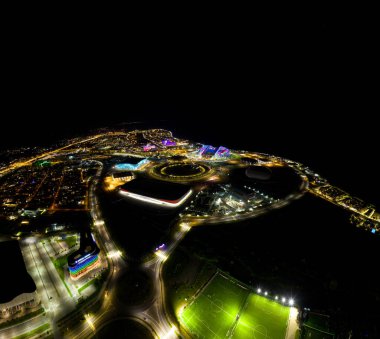 Sochi, Rusya - 4 Eylül 2021 Olimpiyat ateşi kase, Sochi Autodrom pisti, Fisht Arena. Büyük buz sarayı. Buzdağı. Sochi 'deki Olimpik Park. Sirius Bölgesi. Gece aydınlatması. Hava Filosu