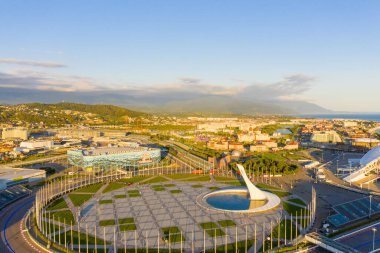 Sochi, Rusya - 4 Eylül 2021 Olimpiyat Alev Kasesi, Şarkı Söyleyen Çeşme, Sirius Bölgesi. Gün batımı zamanı. Hava görünümü