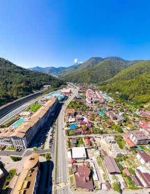Sochi, Rusya - 10 Eylül 2021: Krasnaya Polyana. Mzymta Nehri Vadisi. Hava görünümü