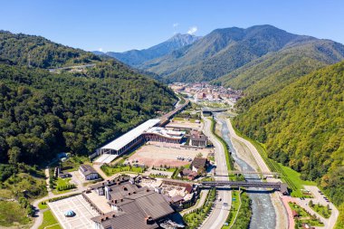 Sochi, Rusya - 10 Eylül 2021 Rosa Khutor - tren istasyonu. Rosa Khutor. Mzymta Nehri Vadisi. Hava görünümü