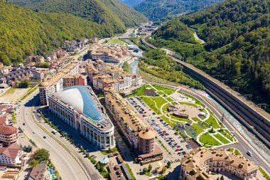 Sochi, Rusya - 10 Eylül 2021: Krasnaya Polyana. Mzymta Nehri Vadisi. Hava görünümü