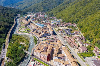 Sochi, Rusya - 10 Eylül 2021: Krasnaya Polyana. Mzymta Nehri Vadisi. Hava görünümü