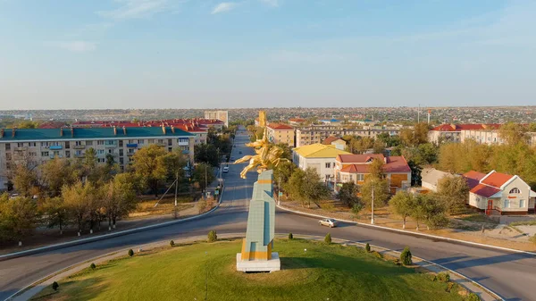 Elista Rusya Ağustos 2021 Altın Süvari Sabahın Erken Saatlerinde Hava — Stok fotoğraf