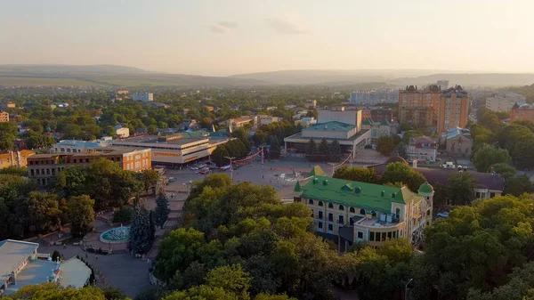 2021年8月29日 俄罗斯叶什图基 剧院广场 在温泉公园旁边 日落时间 空中景观 — 图库照片