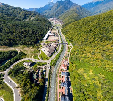 Sochi, Rusya. Rosa Khutor, tren istasyonu. Rosa Khutor. Mzymta Nehri Vadisi. Hava görünümü