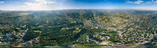 ロシアのキスロヴォドスク パノラマシティと山 リゾートパーク 空中展望 エルブラス山の眺め パノラマ360 — ストック写真