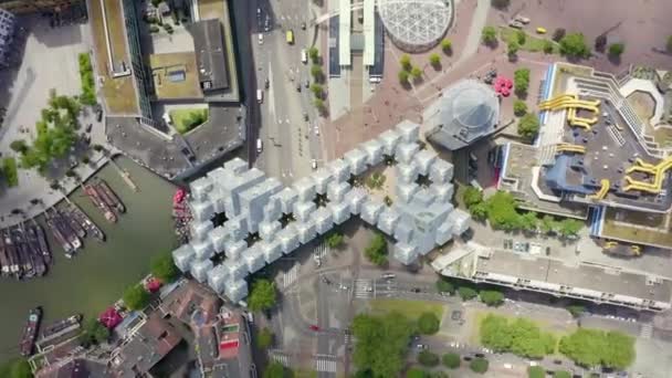 Rotterdam, Pays-Bas. Panorama de la partie affaires de la ville. Maisons cubiques par le haut. 4K — Video