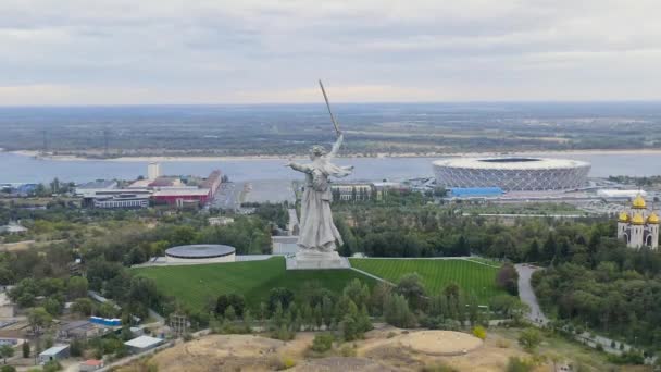 Dolly zoomen. Volgograd, Rusland. Avondzicht op het beeldhouwwerk Motherland Calls! op de Mamaev Kurgan in Volgograd. Bewolkt weer — Stockvideo