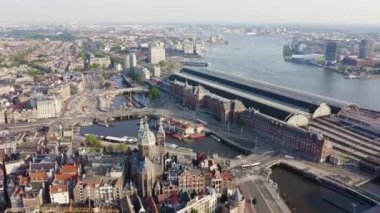Amsterdam, Hollanda. Şehrin çatılarında uçuyor. Amsterdam Merkez İstasyonu ( Amsterdam Centraal ). 4k