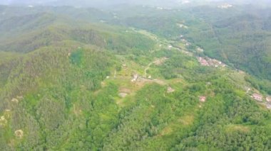 İtalya. Orman, dağlarla ve villalarla kaplıydı. Liguria Bölgesi 'ndeki Pignone bölgesi, La Spezia ili' ne bağlı. 4K