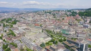 Lozan, İsviçre. Şehrin merkez kısmının üzerinde uçuş. 4K