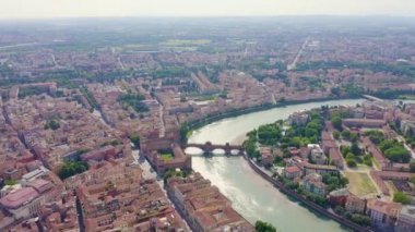 Verona, İtalya. Tarihi şehir merkezinin üzerinde uçuyor. Castelvecchio Castello Scaligero, yaz mevsimi. 4K