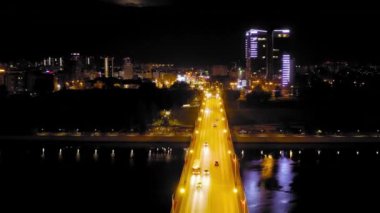 Perma, Rusya. Gece uçuşu. Kama nehri üzerindeki köprü - Komunalny köprüsü. Şehir merkezi. 4K