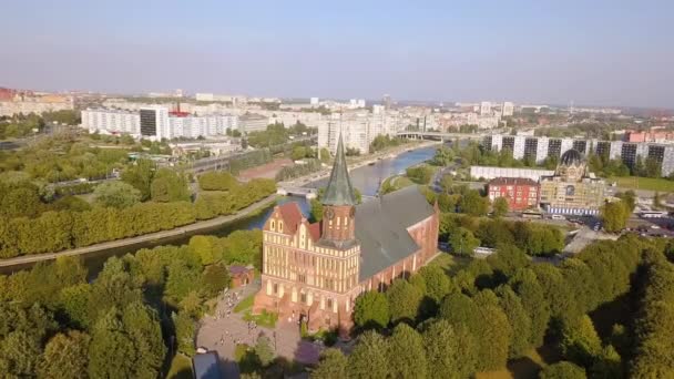 Dolly zooma. Kaliningrads katedral på ön Kant. Ryssland, Kaliningrad — Stockvideo