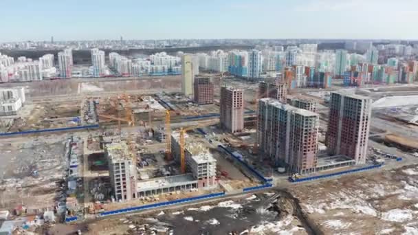 Rusya, Ekaterinburg. Bölge Akademik. İlçenin eteklerinde yeni binaların inşaatı. 4k — Stok video