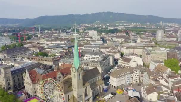 Zurich, Suiza. Panorama de la ciudad desde el aire. Iglesia Fraumunster. 4K — Vídeo de stock