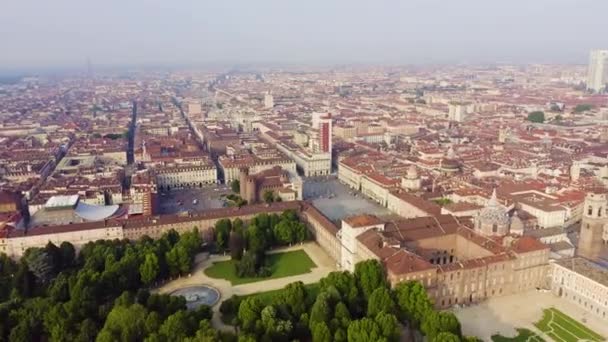 Turín, Itálie. Let nad městem. Historické centrum, výhled shora. 4K — Stock video
