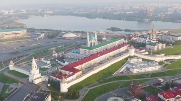 Kazan, Ryssland. Flygfoto över Kazan Kreml tidigt på morgonen. 4K — Stockvideo