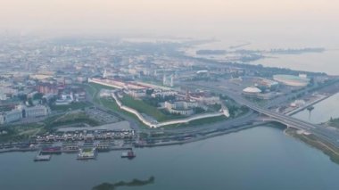 Kazan, Rusya. Sabahın erken saatlerinde Kazan Kremlin 'in hava görüntüsü. Kazanka nehri seti. 4K