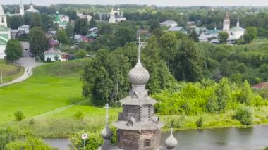 Dolly zoom. Suzdal, Rusya. Uçuş. Tahta yel değirmenleri, Kozlyatyevo köyünden Dönüşüm Kilisesi, Patakino köyünden Diriliş Kilisesi.