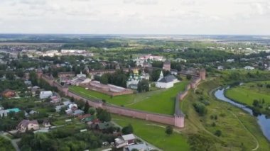 Suzdal, Rusya. Uçuş. Aziz Euthymius 'un Kurtarıcı Manastırı. Spaso-Evfimiev Manastırı 'ndaki Tanrı' nın Dönüşümü Katedrali. 4K