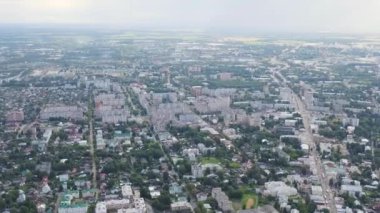 Kostroma, Rusya. Kostroma şehrinin tarihi merkezi üzerinde uçuş. Gökkuşağı ve Volga Nehri. 4K