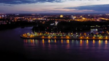 Yaroslavl, Rusya. Strelka (Spit), Kotorosl Volga Nehri 'ne akar. Gün batımından sonra şehir ışıkları, alacakaranlık. 4K