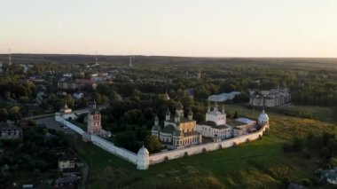 Pereslavl-Zalessky, Rusya. Dormition Goritsky Manastırı eski bir Ortodoks manastırıdır. Batan güneşin ışığında hem de. 4K