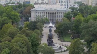 Dolly zoom. Krasnodar, Rusya. Krasnodar Yasama Meclisi. Binanın İngilizce 'ye çevrilen metni Yasama Meclisi' dir. Hava görünümü