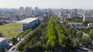 Krasnodar, Rusya, Krasnaya Caddesi Meydanı. Yazın şehir üzerinde uçuyorum. 4K