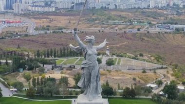 Dolly zoom. Volgograd, Rusya. Anavatan Çağrıları heykelinin akşam manzarası! Volgograd 'daki Mamaev Kurgan' da. Bulutlu hava