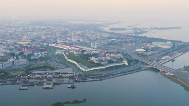 Kazán, Rusia. Vista aérea del Kremlin de Kazán por la mañana temprano. Terraplén del río Kazanka. 4K — Vídeos de Stock